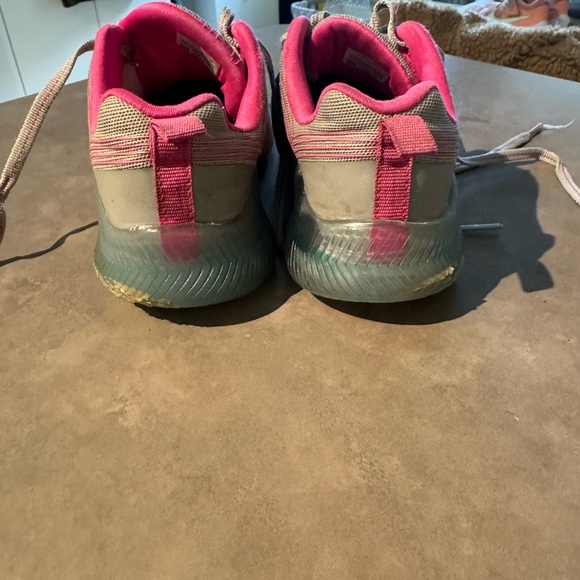 Girls size 12 Reebok light up runners. - Picture 5 of 5